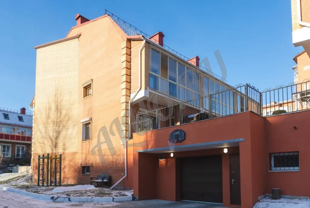 5- ти комнатная квартира с гаражом и собственной территорией.