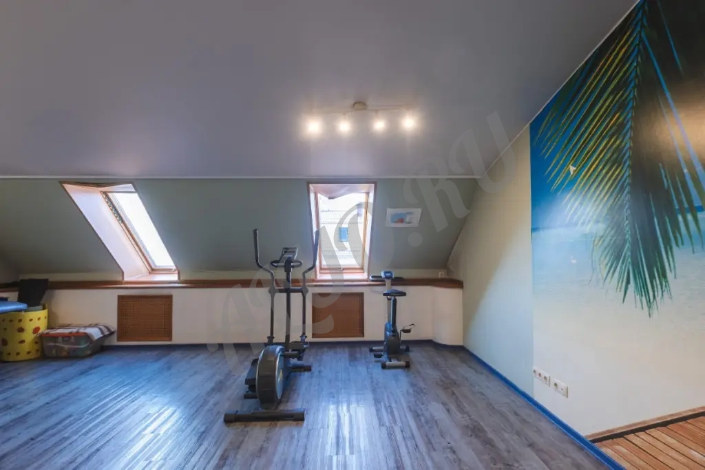 5- ти комнатная квартира с гаражом и собственной территорией.