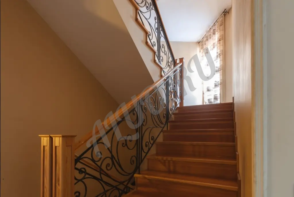 5- ти комнатная квартира с гаражом и собственной территорией.