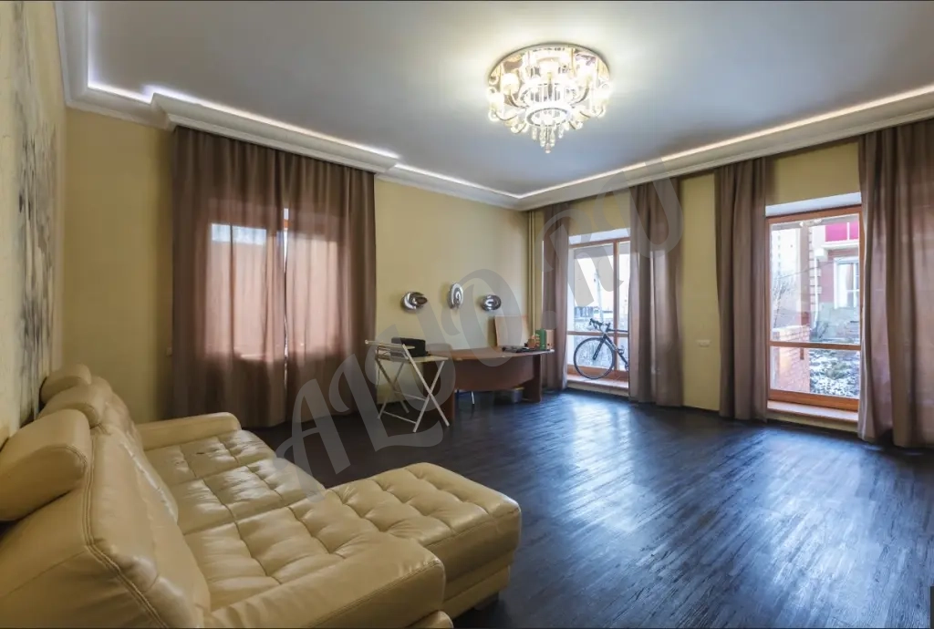 5- ти комнатная квартира с гаражом и собственной территорией.