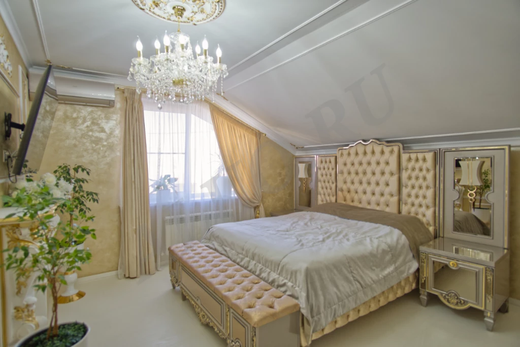 Шикарный дом с бассейном, баней и фонтаном