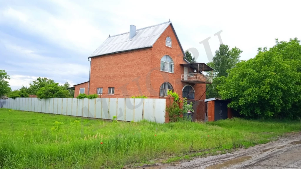 Дом в 4-х уровнях с бассейном на 12 сотках земли