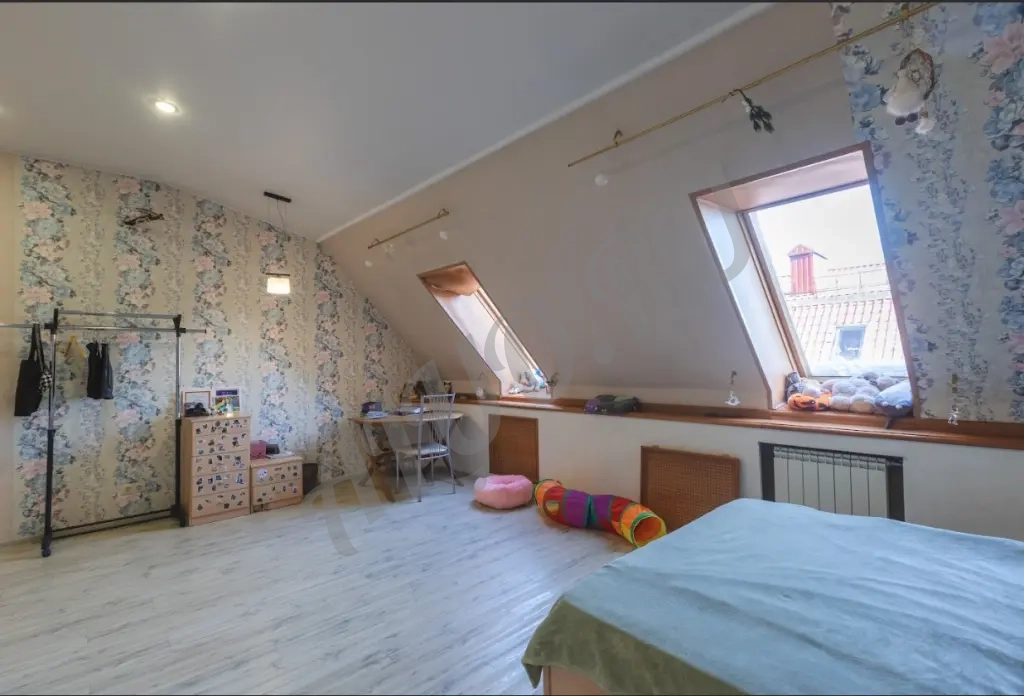 Коттедж 272 м² на участке 4 сот.