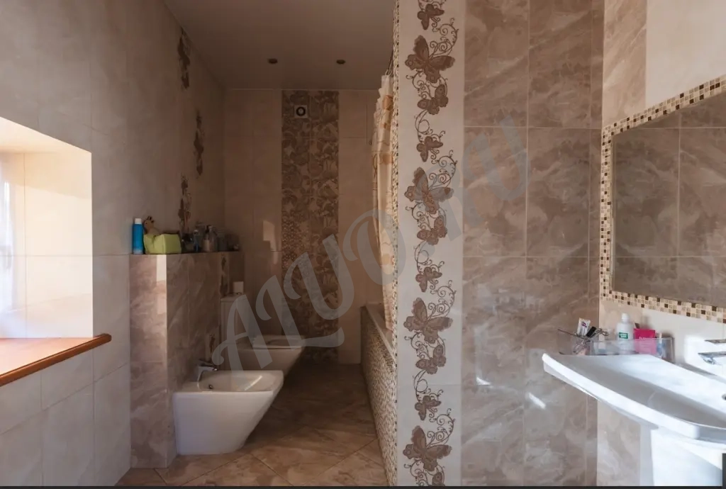 Коттедж 272 м² на участке 4 сот.